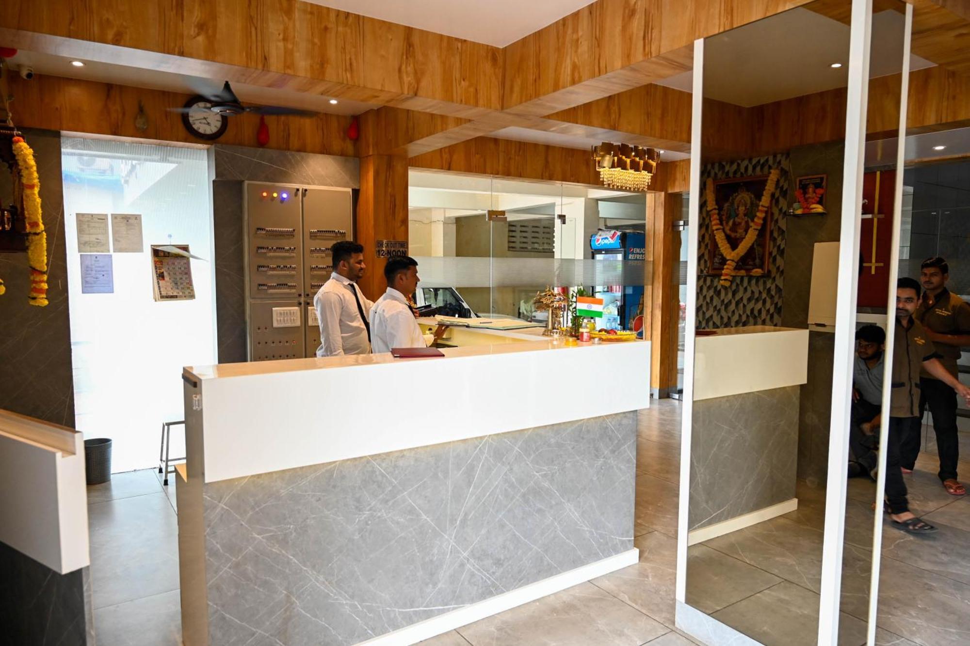 Adiraj Residency Hotel Navi Mumbai Exterior foto